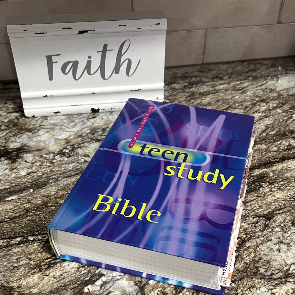 Teen Study Bible NIV version.Excellent condition.Comes with pastel highlighters